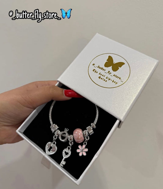 Pulseira Entre Chaves e Flores em rosa💕✨🎀