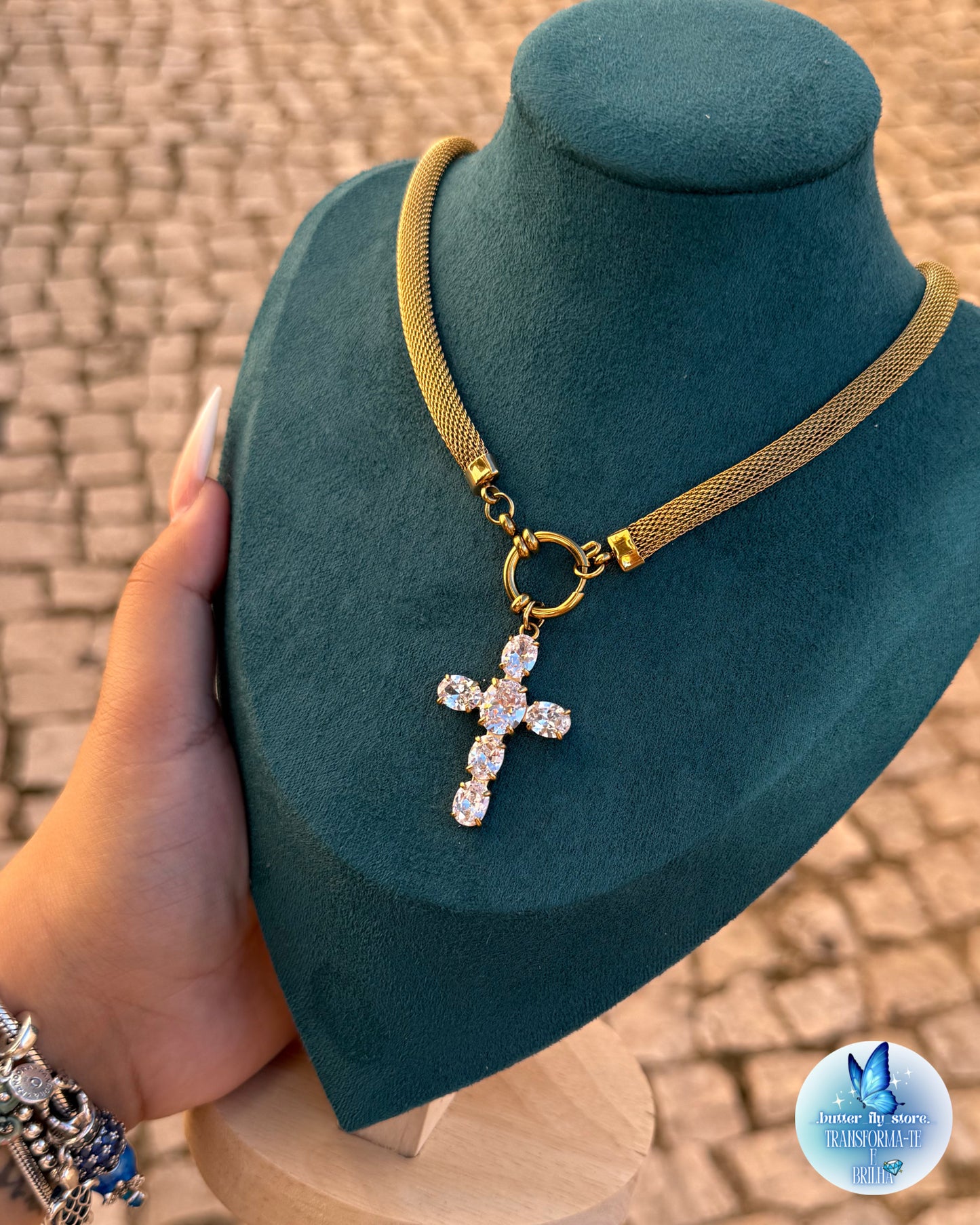 ✨ Colar Cruz Dourada em Aço Inoxidável ✨