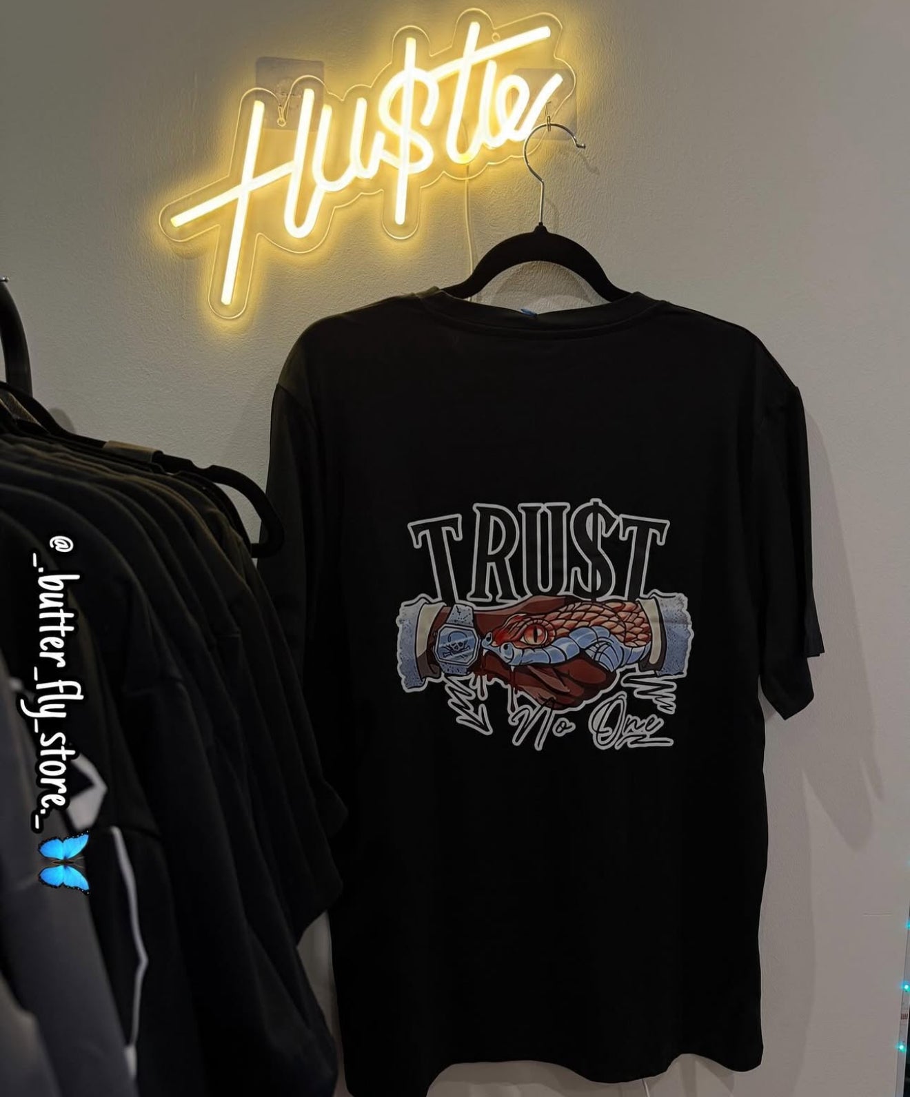 T-Shirt Trust No One