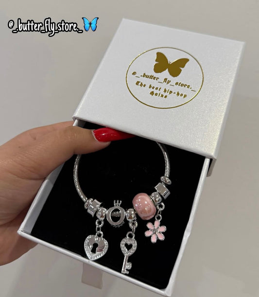 Pulseira Entre Chaves e Flores em rosa💕✨🎀